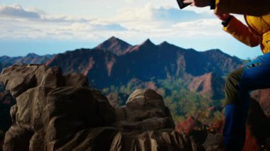 Düşüncesiz gezgin güvenlik önlemlerini göz ardı ediyor ve fotoğraf çekmeye çalışırken telefonunu düşürüyor. Yürüyüşçü, dikkatsiz ve dikkatsiz bir şekilde kendini tehlikeye atarken buldu. Kamera A.