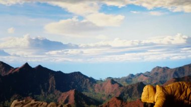 Beceriksiz maceracı kendini rüzgarın insafına kalmış dengeyi sağlamaya çabalarken bir dağın tepesinden düşerken buluyor. Soğuk hava, hazırlıksız yürüyüş yapanlar için affedici değil. Kamera B.