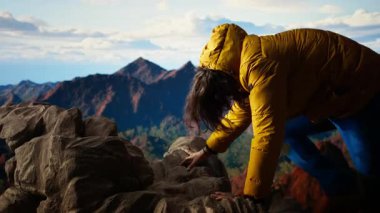 Aptal yürüyüşçü kayalık dağın zirvesinde kayıp dengesini kaybediyor, vahşi doğada donanımsız tırmanmaya çalışıyor. Hazırlıksız bir kaşif için tehlikeli bir manzara. Kamera A.