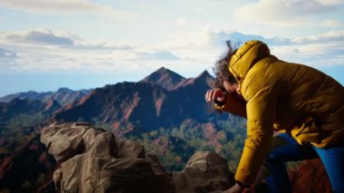 Yürüyüşçü güçlü rüzgarlarla savaşıyor ve soğuk hava dağın tepesindeki bir uçurumdan yuvarlanıyor. Yürüyüş için tehlikeli bir yer. Hazırlıksız maceraperest, aptal ve uçuk kaçık. Kamera A.