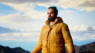 Keyifli bir doğa aşığı dağ sırasının tepesinde meditasyon yapıyor, meditasyon yapıyor ve rahatlık ve zihinsel berraklık için derin nefesler alıyor. Huzurlu zen yürüyüşçüsü tırmanmayı sever. Kamera B.