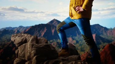 Yürüyüşçü, tepedeki panoramik dağ manzarasına, sonsuz gökyüzüne ve engebeli tepelere hayran olmak için durup zihinsel berraklık için nefes kesici bir zemin oluşturur. Maceraperest. Kamera A.