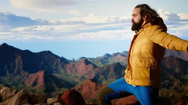 Macera Avcısı, başarılı bir tırmanışın hazzıyla zirvede durur. Gurur duyar ve dağın tepesindeki sert rüzgarın tadını çıkarır. Özgürlüğü ve doğayı sevmek. Kamera B.