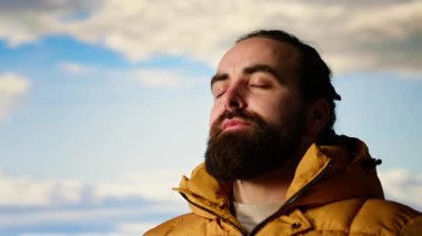 Doğanın farkındalığını ve zihinsel berraklığını yaşayan maceracı, dağın tepesinde kararlılık ve dayanıklılık gösteriyor. Huzurlu bir gezgin aşırı yürüyüş yapıyor. Kamera B.