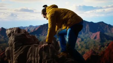Sıcak giysili bir gezgin, yüksek irtifa keşifleriyle gelen özgürlük hissini hissederek, geniş bir dağ manzarası izler. Doğa aşığı temiz havayı sever. Kamera A.