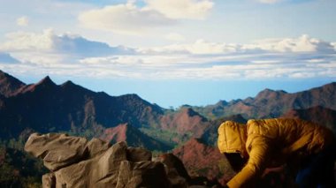 Tecrübesiz gezgin aşırı koşullarda dengesini kaybeder, düşerken dengesini korumak için mücadele eder. Uzak vahşi doğa güzellik sunuyor ama aynı zamanda ölümcül riskler ve pervasızlıklar da sunuyor. Kamera B.