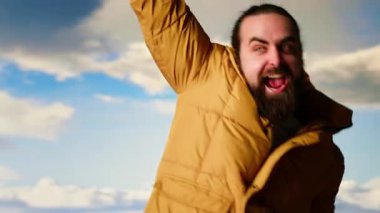 Tırmanışçılar nefes kesen bir dağ zirvesinde manzaranın keyfini çıkararak, başarılı bir yolculuktan sonra kendini mutlu ve mutlu hissederek kutluyorlar. Gururlu yürüyüşçü azmi somutlaştırır. Kamera B.