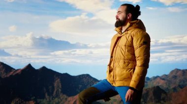 Huzurlu gezgin dağa tırmanırken mutlu hissediyor, farkındalığın ve kararlılığın tadını çıkarıyor. Genç adam vahşi doğaya ve manzaraya tutkulu. Kamera B.