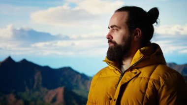 Genç yürüyüşçü, taze hava ve destansı bakış açısıyla dağ yürüyüşünün kişisel gücünü ve korkularını yenmenin heyecanını hatırlatan bir şey olduğunu kabul ediyor. Macera arıyorum. Kamera A.