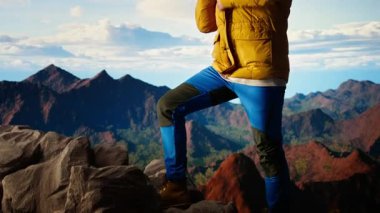 Azimli tırmanışçılar gökyüzüne ve kayalık dağ tepelerine bakıyorlar. Sınırların ötesine geçmek için gereken direnç ve hırsı yansıtıyorlar. Nefes kesici ufuk çizgisi manzarası maceraya ilham verir. Kamera A.