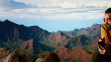 Beceriksiz dağ yürüyüşçüsü dikkatsizlikten telefonunu düşürüyor, donanımsız gezgin dikkatsizlikten ve pervasızlıktan telefonunu kaybediyor. Doğada teknolojiye takıntılı modern bir insan. Kamera B.