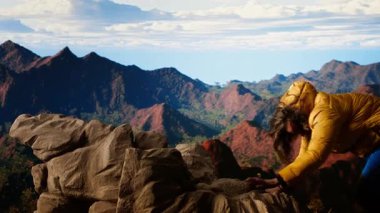 Aptal yürüyüşçü kayalık dağın zirvesinde kayıp dengesini kaybediyor, vahşi doğada donanımsız tırmanmaya çalışıyor. Hazırlıksız bir kaşif için tehlikeli bir manzara. Kamera B.