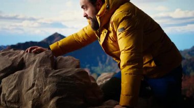 Dağların zirvesindeki doğa aşığı taze temiz havayı soluyor özgürlüğün ve maceranın tadını çıkarıyor. Gezgin başarısıyla gurur duyuyor, manzaralı vadiye tepeden bakıyor. Kamera A.