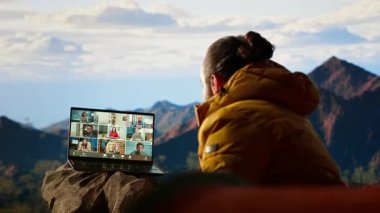 Girişimci dağın tepesinde yüksek hızlı internet bağlantısı kurarak, manzaralı video görüşmesinden keyif alıyor. Genç otostopçunun internet bağımlılığı ve işkolik olması. Kamera B.