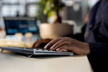 Başarılı bir Afro-Amerikan çalışanı finansal planlamayla ilgileniyor ve brifing ve genişleme hedefleri için raporlar hazırlıyor. Ofis çalışanı iş hedeflerine ulaşmak için uzmanlığını kullanıyor..