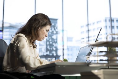 Güçlü kadın yönetmen kurumsal yenilik planı geliştiriyor, girişim avantajını arttırmak için yeni olanaklar ve iş modelleri keşfediyor. Raporlar ve veri analizleri değerlendiriliyor.