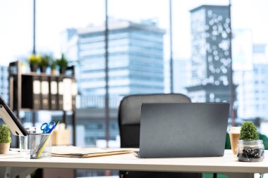 Boş, modern, üst düzey ofis alanı. Otorite sahibi biri ya da bir CEO için tasarlanmış. Analiz ve raporlar ekranda. Kentsel Küresel Girişim Çalışma Alanı, Güçlendirme.