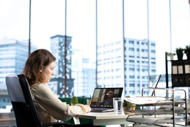 Başarılı kadın girişimci, sorun çözme, karar verme ve stratejik ticari hedeflere ulaşma konularında uzmanlarıyla işbirliği yapıyor. Kararlılık ve otorite.