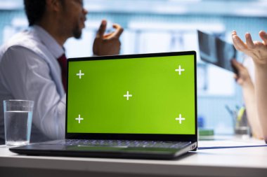 Pratisyen hekim ve hasta kontrol sırasında yeşil ekrana bakıyor, ilaç ve ilaç öneriyor. Teşhis ve tedavi hakkında tartışan çeşitli insanlar.