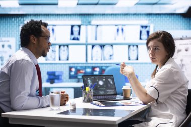 Genel pratisyen hekim, hastaya tanı testi sonuçları, doğru analiz ve klinik ortamda hasta bakımı yönetimi için tıbbi teknolojinin kullanılması konusunda danışmanlık yapar. Sağlık hizmeti sağlayıcısı.