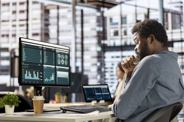 CEO kaynak tahsisini konuşmak için bir telefon görüşmesi yapıyor. Başarıyı garantilemek için kurumsal iletişim kuruyor. İş görüşmelerinde karar verme, geliştirme ve sağlam ilerleme sağlama üzerinde duruluyor.