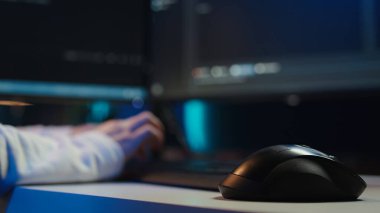 Saldırganların sistemlerden ödün vermesini sağlayan yazılım zayıflıklarını düzeltmek için bilgisayarda daktilo eden programcı. İşletim sistemindeki güvenlik açığıyla ilgilenen bir kadın. Kod yazma, kamera kapatma.
