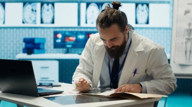 Sinirli doktor, tehlikeli hastalıklara karşı en iyi tedaviyi bulmak için baskı altında çalışan dosyaları atıyor. Doktor, özel bir klinikte test sonuçlarını incelerken kendini öfkeli hissediyor. Kamera A.