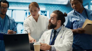 Doktorlar ve hemşireler tedavi protokollerini geliştirmek için bir sağlık merkezinde çalışıyorlar. Tıp personeli özel bir klinikte, sağlık sektöründe iyileştirme stratejisi üzerine bir tartışmaya girişti. Kamera A.