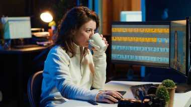 Medya ajansında çalışan fotoğraf editörü moda dergisi için profesyonel kamerayla çekilmiş editör resimleri seçiyor. Stüdyoda fotoğrafçı kahve içiyor, resim düzenliyor, kamera A