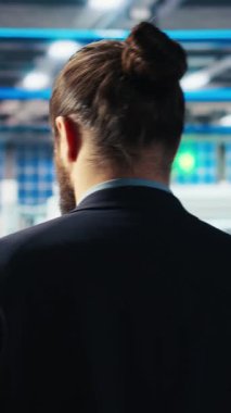 Dikey video güneş panelleri enerji sistemlerini incelemek ve güneş enerjisini kullanan yeni teknolojiler geliştirmek için dizüstü bilgisayar kullanan bitki uzmanları. Fotovoltaik fabrikası araştırmacısı geliştirmek için defter üzerinde çalışıyor