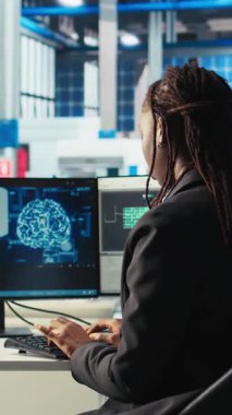 Dikey video Photovoltaics fabrika programcısı yapay zeka kullanarak verileri analiz ediyor, sistem ölçümlerini gözden geçiriyor. Güneş panelleri yapay zeka kullanılarak teknik sorun giderme teknisyenleri