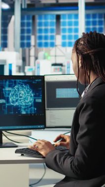 Fotovoltaik fabrikasında dikey video yazılım geliştiricisi robot silahlarının montaj hatlarına yerleştirilmesini denetlemek için yapay zeka kullanıyor. Sistem yöneticisi güneş santralini yükseltiyor