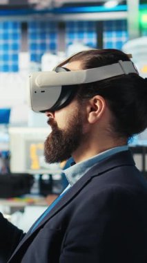 Dikey video fotovoltaik fabrikası uzmanı yenilenebilir enerji jeneratörlerinin modellerini yapmak için VR teknolojisini kullanıyor. Güneş panelleri, sanal gerçekliği kullanarak çevresel açıdan güvenli güneş hücreleri inşa eden teknisyen