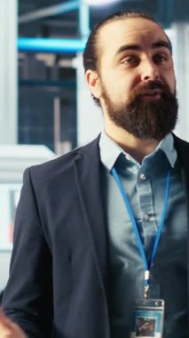 Güneş paneli fabrikasındaki dikey video uzmanı, gelişmiş üretim ekipmanları ve yenilenebilir enerji çözümlerini vurgulayarak turneye çıkıyor. Sanayi merkezindeki adam yeşil enerji üretimini sundu