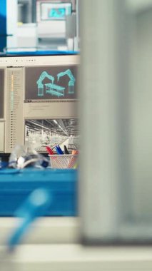 PC ekranındaki dikey video CAD programı güneş paneli montaj tesisi için üretim hatları tasarlamak için kullanılan fotovoltaik fabrikasında kullanılıyor. Boş güneş panellerinde bilgisayar monitöründeki simülasyon yazılımı