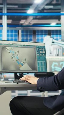 Dikey video fotovoltaik fabrikası mühendisi evrakları inceliyor, verileri analiz ediyor. Güneş panelleri üretim tesisi çalışanı belgeleri okuma, teknik sorunlar