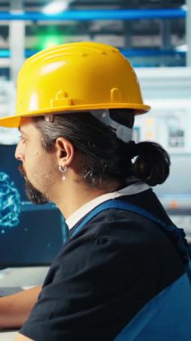 Dikey video fotovoltaik fabrikası mühendisi güneş panelleri verimliliğini artırmak için yapay zeka kullanır. Güneş panelleri üreten fabrika işçisi daha ucuz güneş enerjisi araştırmaları için yapay zeka teknolojisini kullanıyor