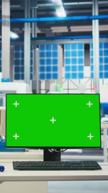 Arızalı sistemleri teşhis etmek için kullanılan boş fotovoltaik fabrikasındaki dikey video krom anahtarlı model bilgisayar. Güneş panellerindeki izole ekran bilgisayarı devre dışı kalma süresini azaltmak için kullanılan tesis imalatı