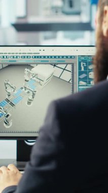 Fotovoltaik fabrikasındaki dikey video mühendisi PC 'de kahve içiyor ve arızalı sistem teşhisi koyuyor. Güneş panellerinde içecekten hoşlanan adam fabrika üretiyor, dinlenme süresini azaltıyor, kamera B