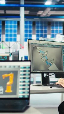 Dikey video güneş panelleri, iş ortağıyla güneş enerjisini kullanan teknolojileri geliştirme konusunda görüşüyor. Fotovoltaik fabrikası araştırmacısı meslektaşıyla birlikte geliştirmek için beyin fırtınaları yapıyor.