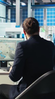 Dikey video çevre dostu fotovoltaik fabrika yöneticisi güneş mühendisliği ekibiyle çalışarak sistemlerin güvenilirliğini artırıyor. Sürdürülebilir enerji güneş paneli üretim tesisi uzmanı