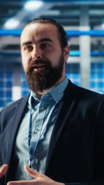 Fotovoltaik fabrikasındaki dikey video adam sürdürülebilir enerji üretimiyle ilgili promosyon videoları. Güneş panelleri imalat uzmanı güneş pillerinin üretim sürecini şöyle açıklıyor: