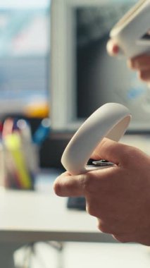 Güneş panelleri fabrikasında dikey video mühendisi CAD yazılımı kullanarak VR donanımı kullanarak yerleşimleri optimize ediyor. Fotovoltaik fabrikası işçisi sanal gerçeklik teknolojisini kullanarak maksimum enerji üretimini ayarlıyor.