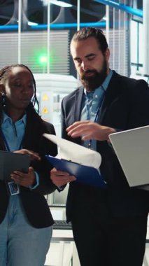 Fotovoltaik fabrikası mühendislerinden oluşan dikey video ekibi güneş panelleri verimliliğini artırmak için birlikte çalışıyor. Takım çalışması güneş panelleri daha ucuz güneş çözümleri araştıran fabrika uzmanları üretiyor