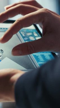 Tablet üzerinde dikey video Photovoltaics fabrikası teknisyen izleme sistemi performansı. Güneş panelleri enerji üretimini ve verimliliğini takip etmek için aygıt kullanan fabrika işçisi imalatı, kamera B kapatma