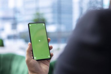 Küresel bir şirketin stratejik CEO 'su yatırım planlarını gözden geçirir, piyasa araştırmalarını değerlendirir ve iş imparatorluğunu daha büyük bir başarıya götürür. Başarı hikayesi.