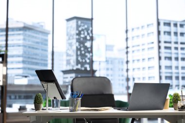 Otorite, analitik ve kar eğilimleri olan biri için tasarlanmış boş şehir kurumsal üst düzey ofis. Modern küresel işletme çalışma alanı, iş başarısı.