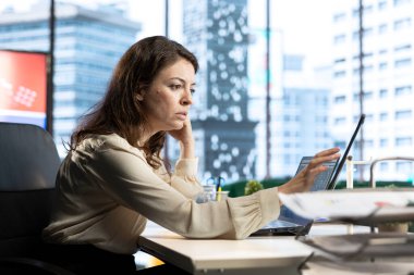 Başarılı kadın girişimci şirket faaliyetlerinin stratejik gözden geçirilmesini denetliyor, pazar eğilimlerini analiz ediyor ve yeni öncelikler belirliyor. Girişim hedeflerinin başarılarının sağlanması.