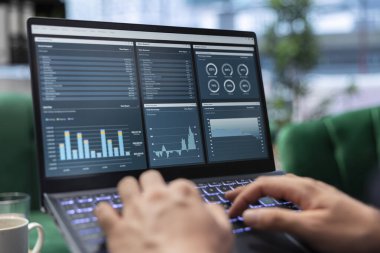 Hırslı lider ofiste bilgi grafikleri raporları üzerinde çalışıyor ve rekabetçi bir ortamda kurumsal büyüme ve küresel yatırım stratejisini sürdürmek için hedefler belirliyor. Liderlik becerileri.