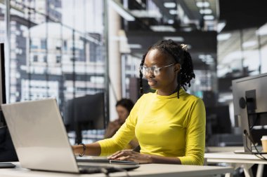 IT çalışanı çeşitli programlama dilleri kullanarak yazılım uygulamaları tasarlıyor, geliştiriyor ve sürdürüyor. Şirket sunucularını hata ayıklama ve hata önleme için tam yığın geliştirici